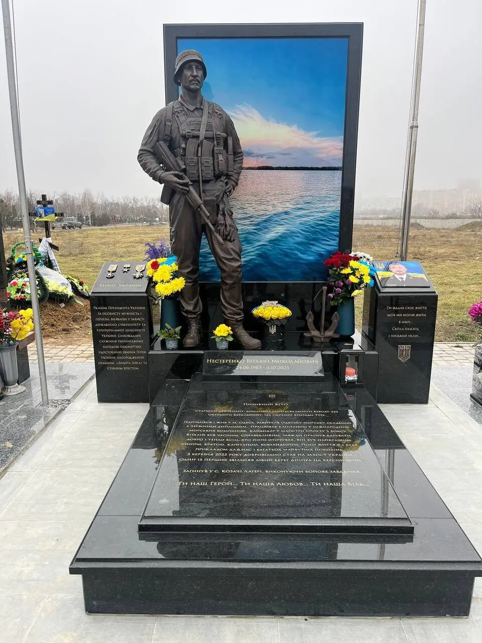 Монументальная стелла памятник