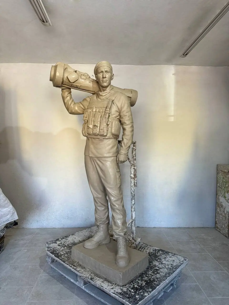 Пам'ятник військовому України робота remem.com.ua