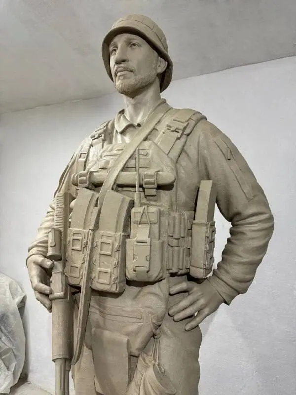 Пам'ятник військовому України робота remem.com.ua