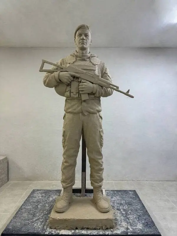 Пам'ятник військовому України робота remem.com.ua