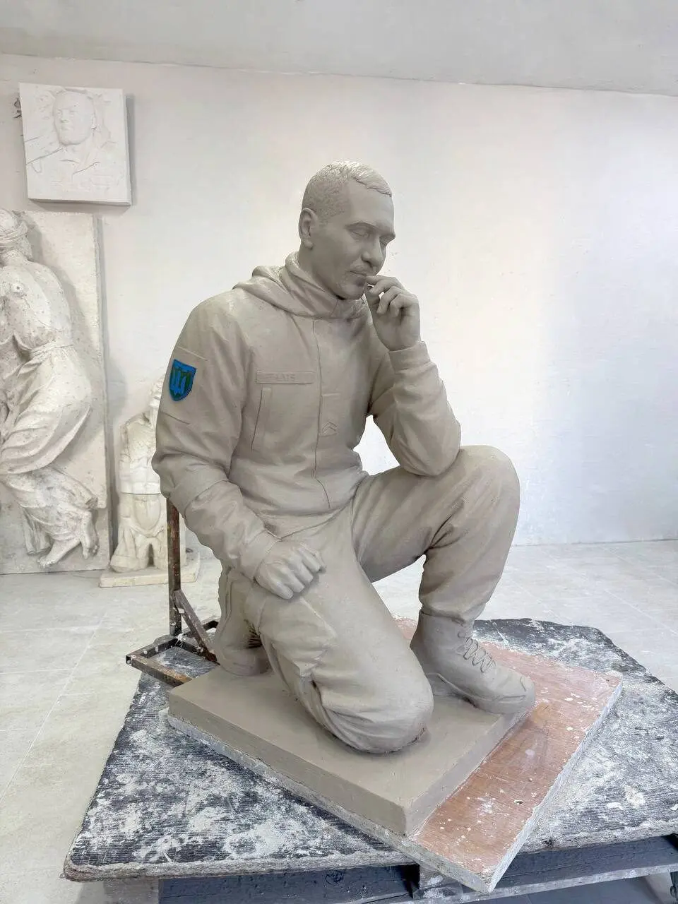 Пам'ятник військовому України робота remem.com.ua